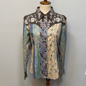 Gorgeous western style pearl snap button down shirt women’s sz M